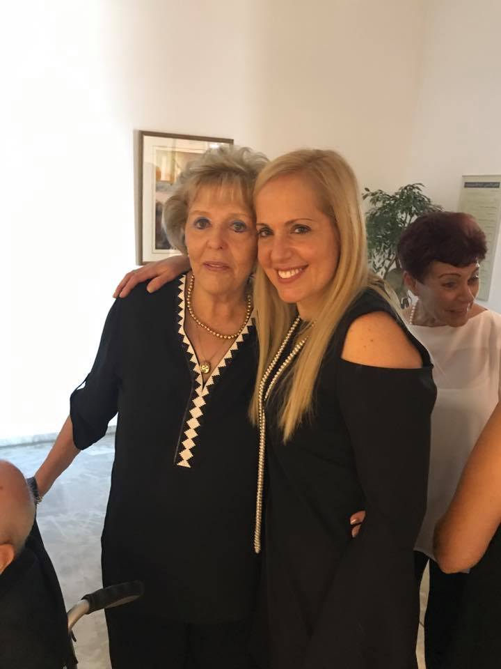 עו״ד דורית פרידמן עם השופטת עדנה ארבל מחובקות 