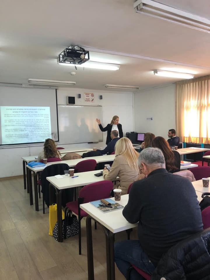 עו״ד דורית פרידמן מרצה בקורס דירקטורים במכללה למנהל
