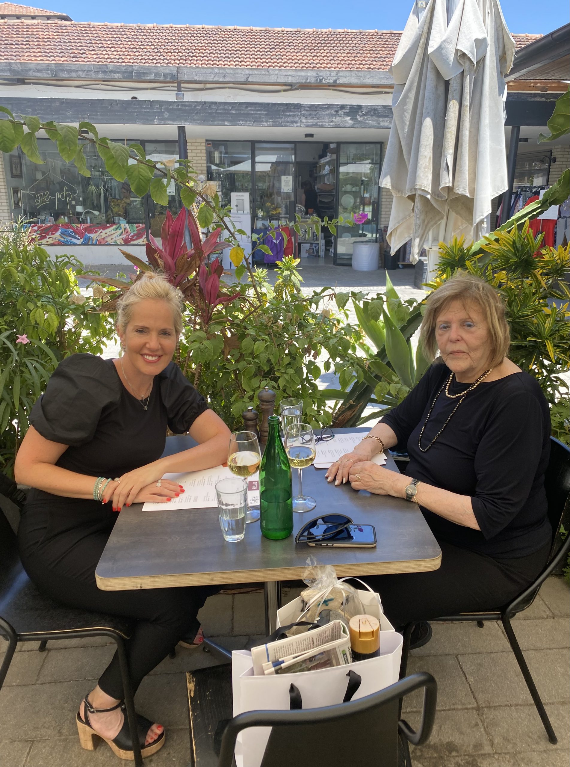 ו״ד דורית פרידמן עם השופטת עדנה ארבל בבית קפה